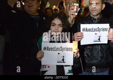 Les manifestants se rassemblent pour scander des slogans et se souvenir de ceux qui sont morts et de ceux qui sont enlevés, à la place Trocadéro à Paris, en France, le 15 mars 2014, pour marquer le 3e anniversaire du début de la révolution populaire syrienne contre Bachar Al Assad. Photo par Ammar Abd Rabbo/ABACAPRESS.COM Banque D'Images