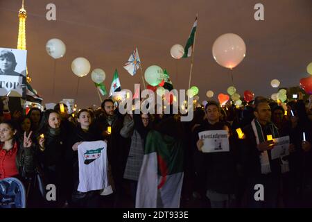 Les manifestants se rassemblent pour scander des slogans et se souvenir de ceux qui sont morts et de ceux qui sont enlevés, à la place Trocadéro à Paris, en France, le 15 mars 2014, pour marquer le 3e anniversaire du début de la révolution populaire syrienne contre Bachar Al Assad. Photo par Ammar Abd Rabbo/ABACAPRESS.COM Banque D'Images