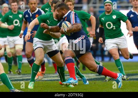 Mathieu Bastareaud en France combat Gordon d'Arcy en Irlande lors du tournoi de rugby RBS 6 Nations , France contre Irlande, à St-Denis, France, le 15 mars 2014. L'Irlande a gagné 22-20. Photo de Henri Szwarc/ABACAPRESS.COM Banque D'Images