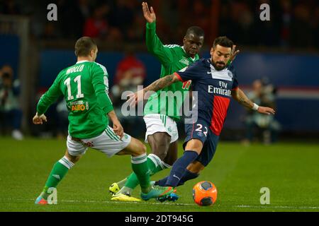 Ezequiel Lavezzi du PSG s'est affronté contre Kurt Zouma d'ASSE et Yohan Mollo lors du match de football de la première Ligue française, Paris Saint-Germain contre SAINT-Etienne au Parc des Princes à Paris, France, le 16 mars 2014. PSG a gagné 2-0. Photo de Henri Szwarc/ABACAPRESS.COM Banque D'Images