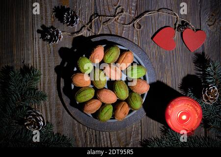 Biscuits aux noix avec Dulce de Leche ou lait condensé. Bonbons savoureux sur des planches de bois rustiques sombres. Lumière naturelle, ombres longues. Brindilles de sapin décorées avec Banque D'Images