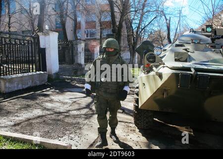 Des hommes armés, considérés comme des militaires russes, gardent devant une base militaire ukrainienne de Simferopol en Crimée. Simferopol, Ukraine, le 17 mars 2014. Photos de Rafael Yaghobzadeh/ABACAPRESS.COM Banque D'Images