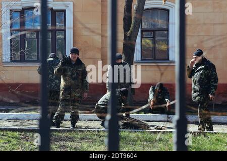 Des hommes armés, considérés comme des militaires russes, gardent devant une base militaire ukrainienne de Simferopol en Crimée. Simferopol, Ukraine, le 17 mars 2014. Photos de Rafael Yaghobzadeh/ABACAPRESS.COM Banque D'Images