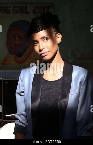 L'actrice française d'origine rwandaise et Miss France 2000, Sonia Rolland pose devant une conférence de presse pour présenter le projet artistique et commémoratif de l'artiste britannique Bruce Clarke « les hommes debout » (les hommes droits) pour commémorer le 20e anniversaire du génocide tutsi au Rwanda, au Comptoir général (Musée Ghetto) à Paris, France le 24 mars 2014. Photo de Stephane Lemouton/ABACAPRESS.COM Banque D'Images