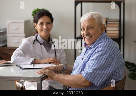 Portrait d'un homme âgé souriant lors d'une consultation en clinique Banque D'Images