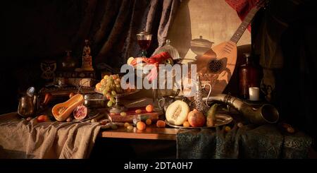 La photographie comme un vieux maître hollandais peint avec du homard, des fruits sur un argent, un plateau, une carafe d'argent. Vieux livres, verre de vin, chasse Banque D'Images