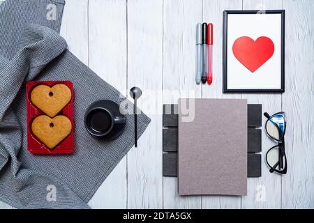 Tasse de café, biscuits en forme de coeur au pain d'épice sur une table légère. Concept de la Saint-Valentin. Banque D'Images