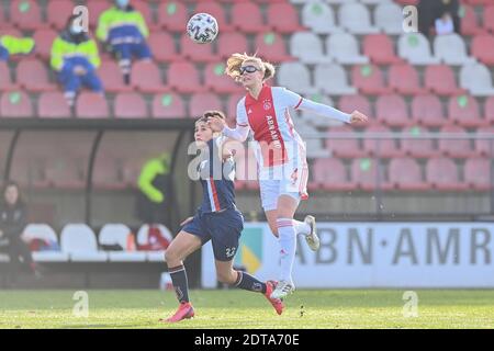 AMSTERDAM, PAYS-BAS - DÉCEMBRE 20: L/R Chimera Ripa de VV Alkmaar, Lisa Doorn d'Ajax pendant le match des femmes néerlandaises Eredivisie entre Ajax et VV A Banque D'Images