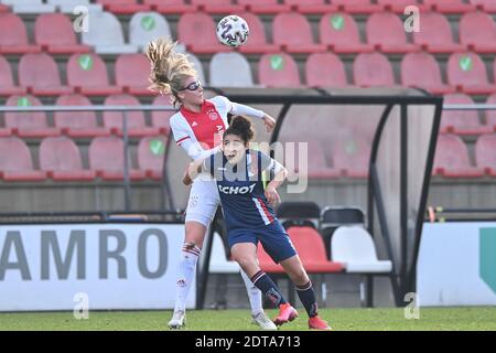 AMSTERDAM, PAYS-BAS - DÉCEMBRE 20: L/R Lisa Doorn d'Ajax, . Chimera Ripa de VV Alkmaar pendant le match des femmes néerlandaises Eredivisie entre Ajax et VV Banque D'Images