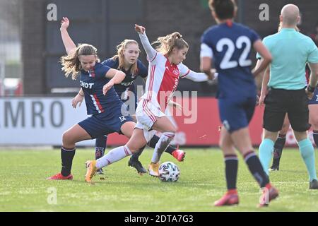 AMSTERDAM, PAYS-BAS - DÉCEMBRE 20 : L/R Anna Ruiter de VV Alkmaar, Victoria Pelova d'Ajax pendant le match des femmes néerlandaises Eredivisie entre Ajax et Banque D'Images