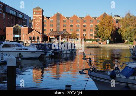 Bateaux à moteur amarrés sur Brayford Water avec le Holiday Inn en arrière-plan. Lincoln. Lincolnshire, Banque D'Images