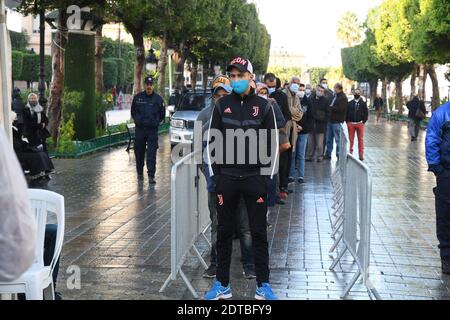 Tunis, Tunisie. 21 décembre 2020. Les citoyens attendent le test COVID-19 gratuit dans le centre-ville de Tunis, en Tunisie, le 21 décembre 2020. Le Gouvernement municipal de Tunis a procédé à des tests rapides et gratuits de la COVID-19 dans trois zones densément peuplées de la ville, du lundi au mercredi. Crédit: Adel Ezzine/Xinhua/Alamy Live News Banque D'Images