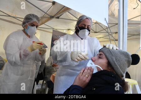 Tunis, Tunisie. 21 décembre 2020. Un travailleur médical recueille un échantillon d'écouvillon auprès d'une femme pour le test COVID-19 dans le centre-ville de Tunis, en Tunisie, le 21 décembre 2020. Le Gouvernement municipal de Tunis a procédé à des tests rapides et gratuits de la COVID-19 dans trois zones densément peuplées de la ville, du lundi au mercredi. Crédit: Adel Ezzine/Xinhua/Alamy Live News Banque D'Images