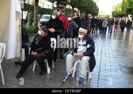 Tunis, Tunisie. 21 décembre 2020. Les citoyens attendent le test COVID-19 gratuit dans le centre-ville de Tunis, en Tunisie, le 21 décembre 2020. Le Gouvernement municipal de Tunis a procédé à des tests rapides et gratuits de la COVID-19 dans trois zones densément peuplées de la ville, du lundi au mercredi. Crédit: Adel Ezzine/Xinhua/Alamy Live News Banque D'Images