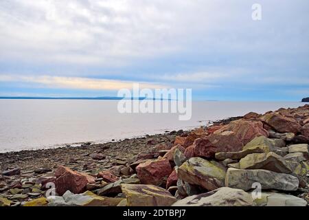 Une image de paysage de la baie de Fundy sous un ciel rempli de nuages avec un rivage rocheux dans le parc national Fundy près d'Alma Nouveau-Brunswick Canada. Banque D'Images