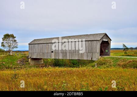 Une image de paysage de la scierie couvrait le pont sous un Ciel rempli de nuages dans le parc national Fundy Comté d'Albert Nouveau Brunswick Canada Banque D'Images