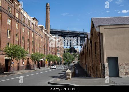 Quartier historique des Rocks de Sydney avec entrepôt industriel en briques Et vue sur le pont du port, Sydney, Australie Banque D'Images