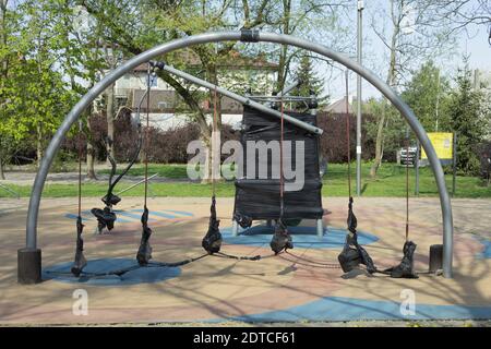 L'accès à des terrains de sport dans un parc public est interdit. Préservation des machines d'exercice et des zones de sport. Banque D'Images