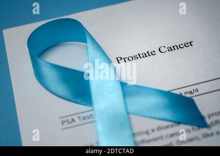 Cliché de studio du document sur le cancer de la prostate et du ruban bleu Banque D'Images