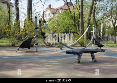 L'accès à des terrains de sport dans un parc public est interdit. Préservation des machines d'exercice et des zones de sport. Banque D'Images