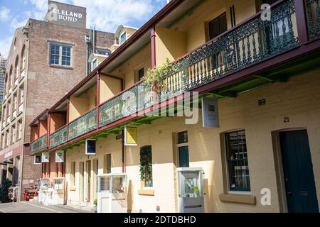 The Rocks Sydney, petits magasins dans le quartier historique des rochers de Sydney le long de playfair Street avec véranda en métal, Sydney, Australie Banque D'Images