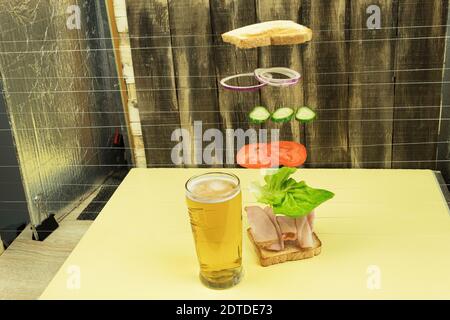 Préparation du photographe pour la prise de vue. Le processus de prise de photos d'un sandwich tombant. Fil de traction pour les photos de pied Banque D'Images