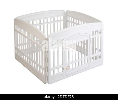 Cage en plastique pliable pour chiens ou animaux de compagnie isolée sur fond blanc Banque D'Images