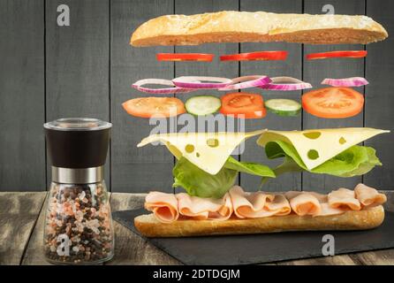 Sandwich avec des composants congelés. Sandwich avec des ingrédients volants et des épices Banque D'Images