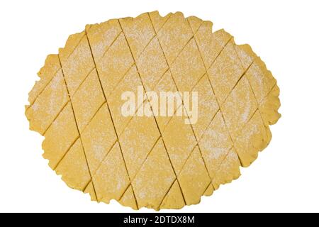 Pâte pour biscuits sur un fond blanc isolé. Préparation de la pâte Banque D'Images
