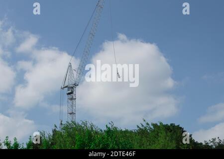 Sauter d'une grue de tour. Sautez d'une grue de construction Banque D'Images