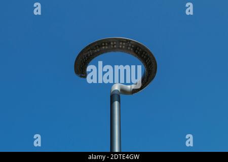 Lanternes alimentées par l'énergie solaire. Lanternes dans une ville et un parc public. Protection de l'environnement Banque D'Images