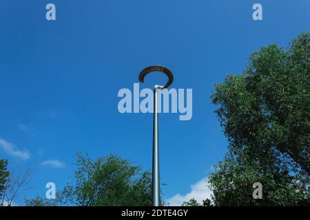 Lanternes alimentées par l'énergie solaire. Lanternes dans une ville et un parc public. Protection de l'environnement Banque D'Images