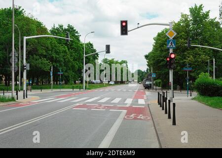 Varsovie, Pologne - 21 juin 2020 : feu rouge au carrefour. Caméra vidéo à l'intersection et feu rouge Banque D'Images