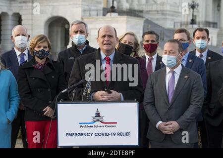 Washington, DC, États-Unis. 21 décembre 2020. Le coprésident du caucus Problem Solvers le représentant des États-Unis, Tom Reed (républicain de New York), se joint aux membres du caucus Problem Solvers pour une conférence de presse sur le projet de loi de relance actuel, à l'extérieur du Capitole des États-Unis à Washington, DC, Etats-Unis, le lundi 21 décembre 2020. Photo de Rod Lamkey/CNP/ABACAPRESS.COM crédit: ABACAPRESS/Alay Live News Banque D'Images