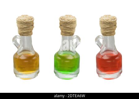 Trois flacons avec additifs alimentaires sur fond blanc isolé. Rouge, jaune et vert Banque D'Images