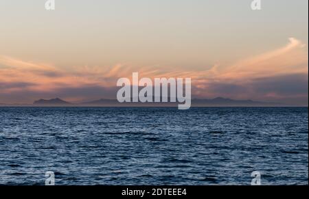 Belles îles Anglo-Normandes vista au coucher du soleil par une journée d'hiver très claire, Ventura County, Californie du Sud Banque D'Images