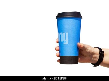 La main femelle tient une tasse en papier avec du café sur un blanc isolé arrière-plan Banque D'Images
