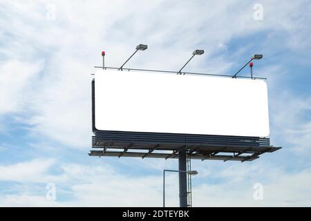 Grand panneau d'affichage lumineux contre un ciel bleu. Bannière pour le texte avec un arrière-plan blanc isolé Banque D'Images