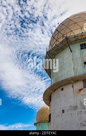 Gros plan dans la tour Serra da Estrela à Seia, le point le plus élevé du Portugal avec un ciel nuageux Banque D'Images