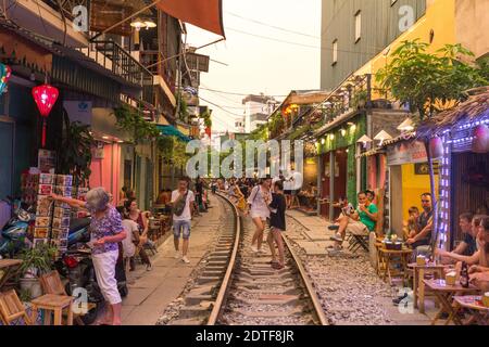 Hanoï, Vietnam; 9 AOÛT 2019: Vue sur la rue du train dans le vieux quartier de Hanoi. Vietnam Hanoi train Street est une attraction populaire. Banque D'Images