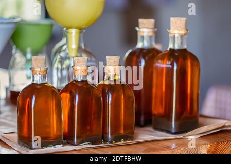 Pot de miel conservé, variété de produits d'abeille biologique cru variété de produits d'abeille biologique cru Banque D'Images