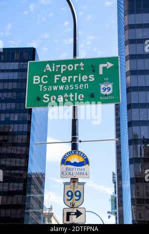 Vancouver, Canada - juin 29,2020 : vue du panneau routier avec flèche directionnelle vers l'aéroport, Tsawwassen, Seattle, dans le centre-ville de Vancouver Banque D'Images