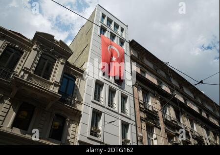 Grand drapeau turc accroché à l'ancien bâtiment historique de la rue Istiklal. Istanbul, Turquie. Banque D'Images