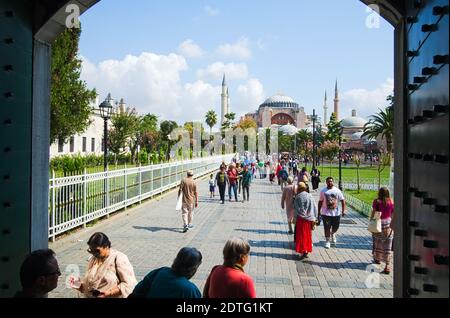 Istanbul, Turquie - septembre 2018 : foule de personnes marchant de la mosquée Hagia Sofia à la Mosquée bleue. Touristes marchant près des principaux monuments à Istanbul. Banque D'Images