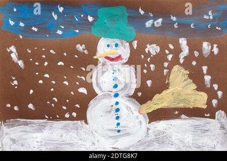 Dessin d'enfant de sept ans, bonhomme de neige dans un champ enneigé. Banque D'Images