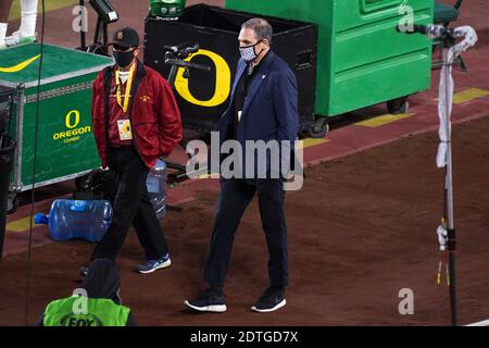 Larry Scott, commissaire du PAC-12, lors d'un match de football de la NCAA entre les Canards de l'Oregon et les chevaux de Troie de la Californie du Sud, le vendredi 18 décembre 2020, Banque D'Images