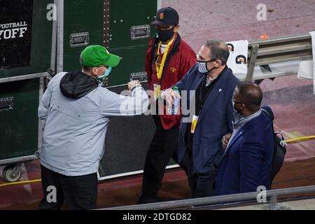 Larry Scott, commissaire de la PAC-12, accueille le personnel des Canards de l'Oregon lors d'un match de football de la NCAA entre les Canards de l'Oregon et les Trojans de la Californie du Sud, F Banque D'Images