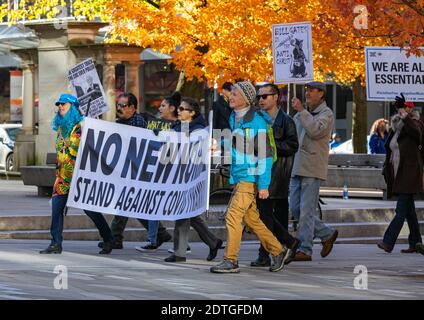 Vancouver (Colombie-Britannique), Canada-novembre 1,2020. Manifestation pacifique les manifestants anti-verrouillage, anti-vaccin et anti-masque sont à l'étape d'une manifestation. Banque D'Images