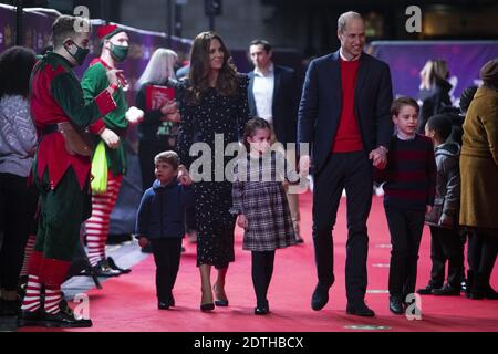 EXAMEN de l'AN 2020 photo du dossier datée du 11/12/20 du duc et de la duchesse de Cambridge et de leurs enfants, le Prince Louis, la princesse Charlotte et le Prince George, qui assistaient à un spectacle de pantomime spécial au Palladium Theatre de Londres, organisé par la Loterie nationale, remercier les travailleurs clés et leurs familles pour leurs efforts tout au long de la pandémie. Banque D'Images