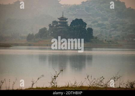 Paysage cinématographique de la capitale antique de Hoa lu couvert dans la brume matinale à Ninh Binh, Vietnam Banque D'Images